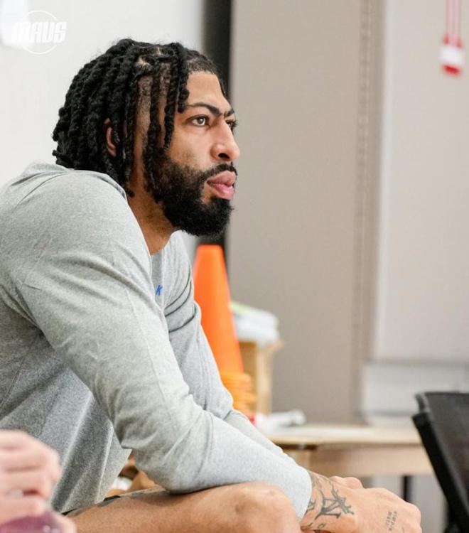 浓眉哥意外战胜塞尔维亚队，领先优势明显引爆全场！引发球迷热议-爱游戏官方网站