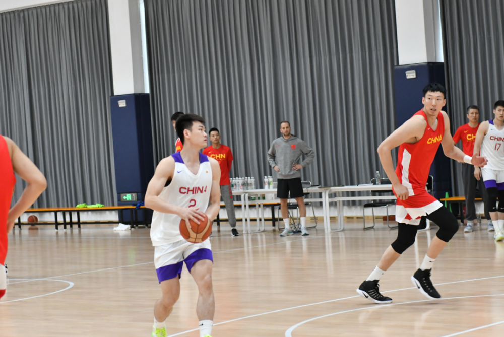 关于深圳男篮训练开放日；转会期刷新队史纪录引欢呼；德国杯在即；年轻球员得到机会的信息-爱游戏娱乐